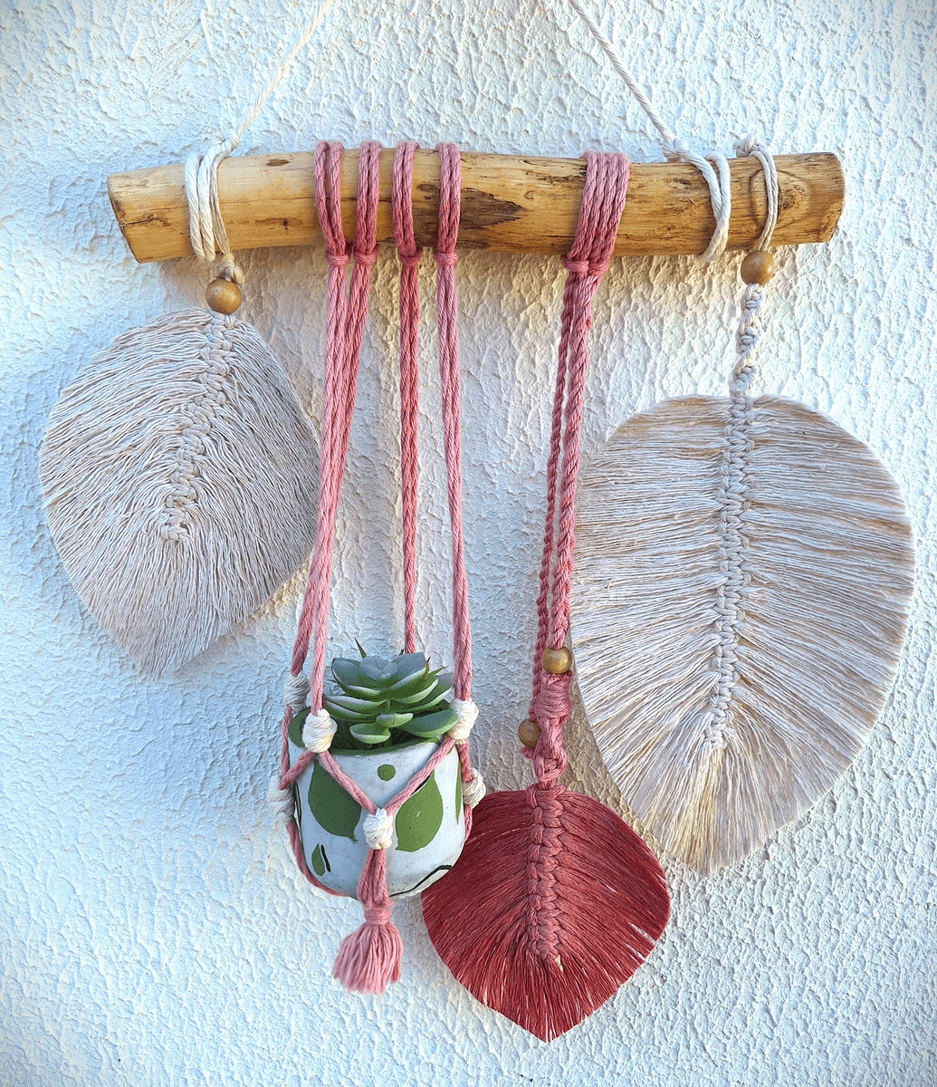 Imagem de um cachepô com macramê na cor rosê