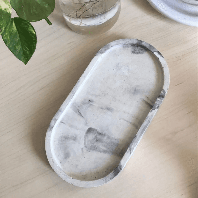 Imagem de uma bandeja oval branca em concreto